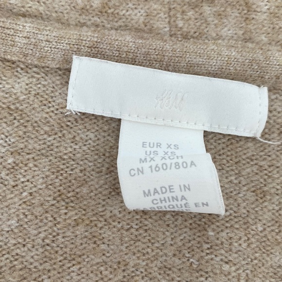 H&M women’s sweater - Picture 2 of 2